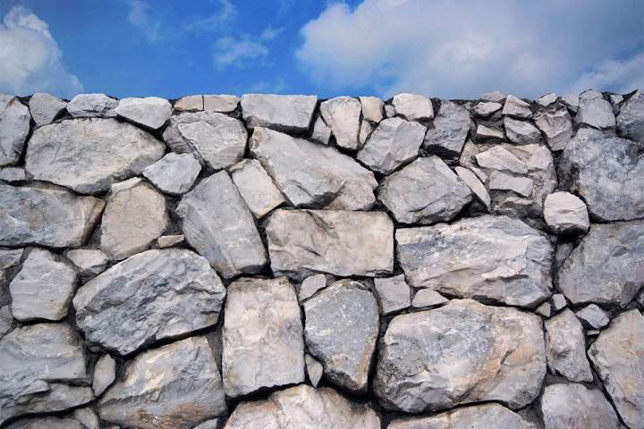 Maçonnerie traditionnelle pour des murs en pierre solides et durables.