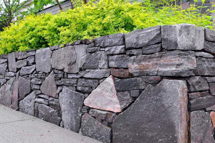 Construction de mur en pierre près de Septfonds